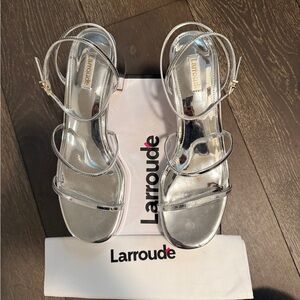 Larroude Larroude Gio block
Heel Strappy Sandal (Silver)